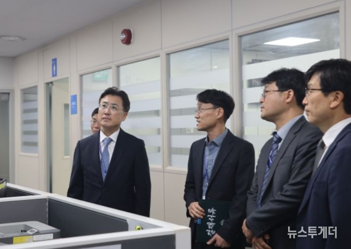 인천국제공항 출입국심사 현장 점검하는 이진수 차관