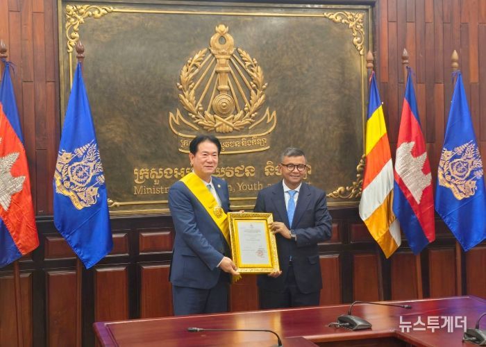 이동섭 국기원장이 캄보디아 국왕으로부터 훈장을 수훈한 후 기념촬영을 하고 있다. 사진은 이동섭 원장(왼쪽)과 항추온 나론(HANGCHUON NARON) 교육청소년체육부장관 겸 캄보디아태권도협회장.