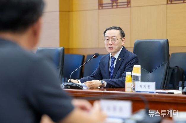 이명구 관세청장이 12일(금) 오후 서울세관에서 열린 ‘K-브랜드 지식재산권 보호를 위한 간담회’에서 모두 발언하고 있다