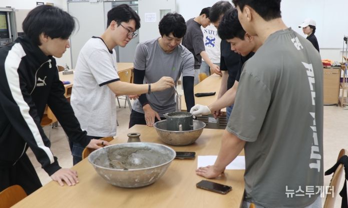 한국폴리텍대학 광주캠퍼스 그린건축과에서 블리딩 시험 실습을 하고 있다.