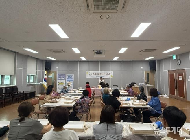 곡성군 보건의료원에서 재가암 환자의 정서적 안정을 위한 자조모임 프로그램을 운영하고 있는 모습