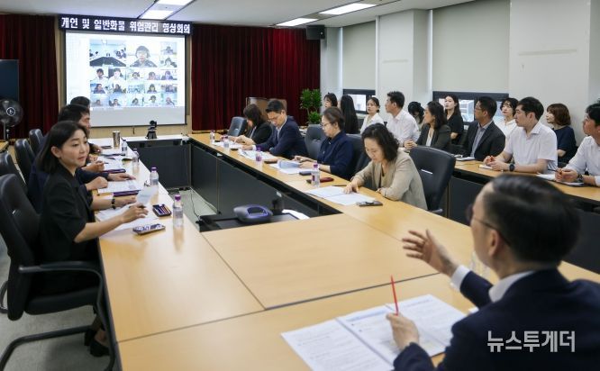 이명구 관세청장이 18일 정부대전청사 관세청 종합상황실에서 전국 세관 부서장들이 참석한 가운데 전국세관 위험관리회의를 주재하고 있다.