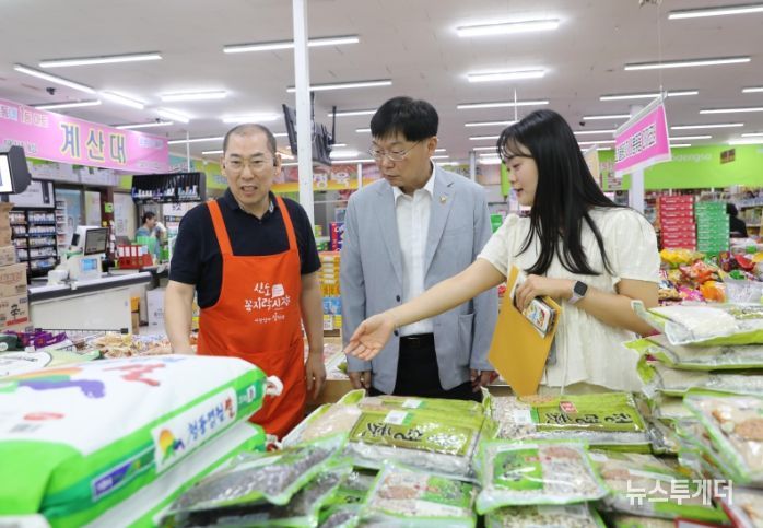 추석 명절 주요 성수품에 대한 물가동향을 파악하는 안형준 통계청장(가운데)