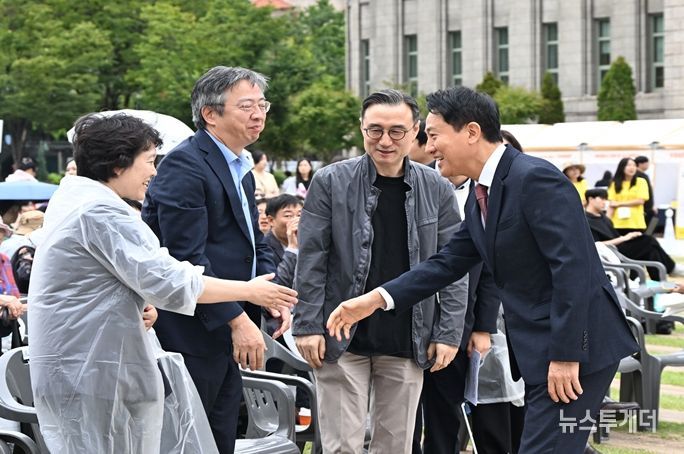 오세훈 서울시장이 19일 오전 서울광장에서 열린 '제18회 서울시 치매극복의 날 기념행사'에 참석한 내빈과 인사를 나누고 있다.