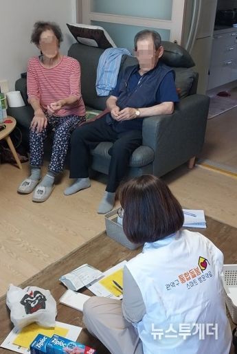 관악구 방문 약사 복약 상담 모습