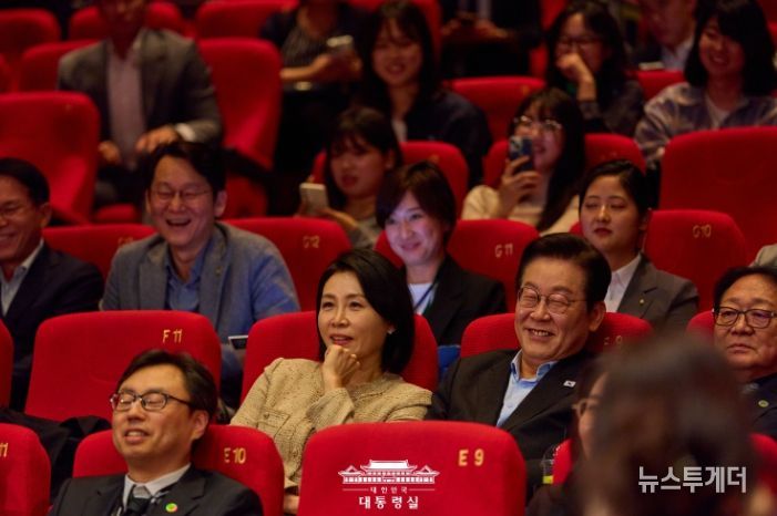 부산국제영화제 상영작 <극장의 시간들> 관람(대통령실)