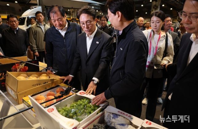 김민석 국무총리가 22일 추석 맞이 물가 현장점검을 위해 가락동 농수산물도매시장을 방문, 현장을 둘러보고 있다.(국무조정실)