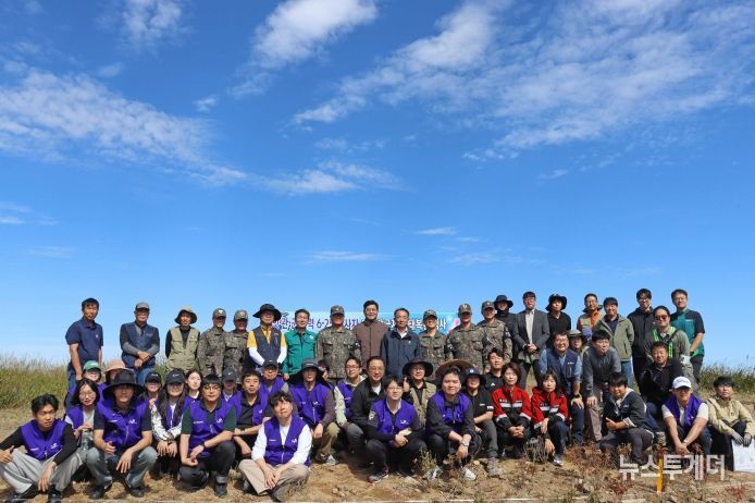 민·관·군 합동 유해발굴지 생태복원 현장 단체사진