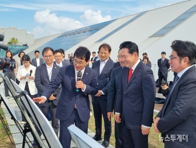 국민의힘 인천 중구 현장최고위원회의에서 내항 재개발 사업 브리핑받아
