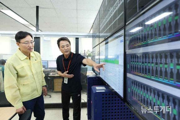 < 임광현 국세청장이 국세청 정보시스템 운영현황을 모니터링하고 있다.