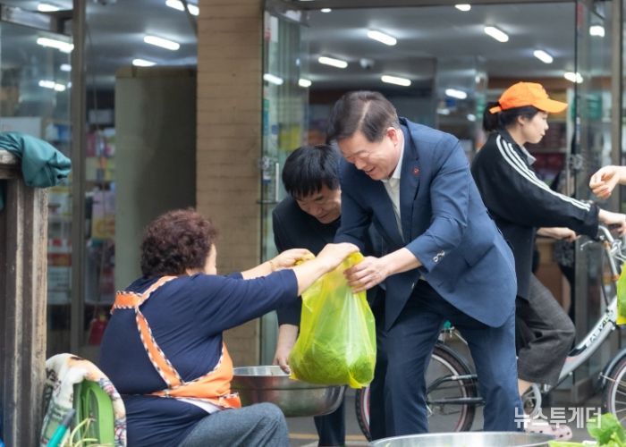 박승원 광명시장이 30일 광명새마을시장을 찾아 성수품 가격을 살피고, 광명사랑화폐로 직접 장을 보며 현장 물가를 점검하고 있다.