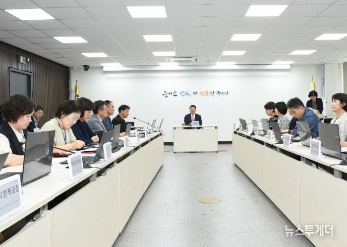 백경현 구리시장 주재로 2025년 지역경제 활성화 종합대책 보고회를 개최하고 있다.