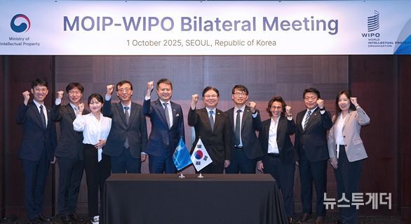 목성호 지식재산처장 직무대리(왼쪽에서 6번째)가 양자회담을 마치고 다렌 탕 WIPO 사무총장(왼쪽에서 5번째) 등 참석자들과 기념촬영을 하고 있다.