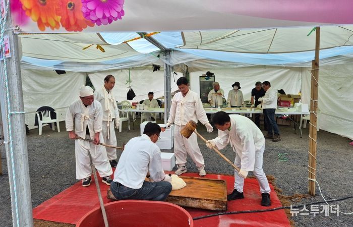 평창읍 이장협의회, 백일홍 축제 기간 인절미 떡메치기 체험