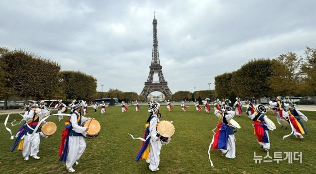 화천 청소년 풍물단이 지난 8일부터 14일까지, 프랑스 파리에서 진행된 해외교류 행사를 성공적으로 마쳤다