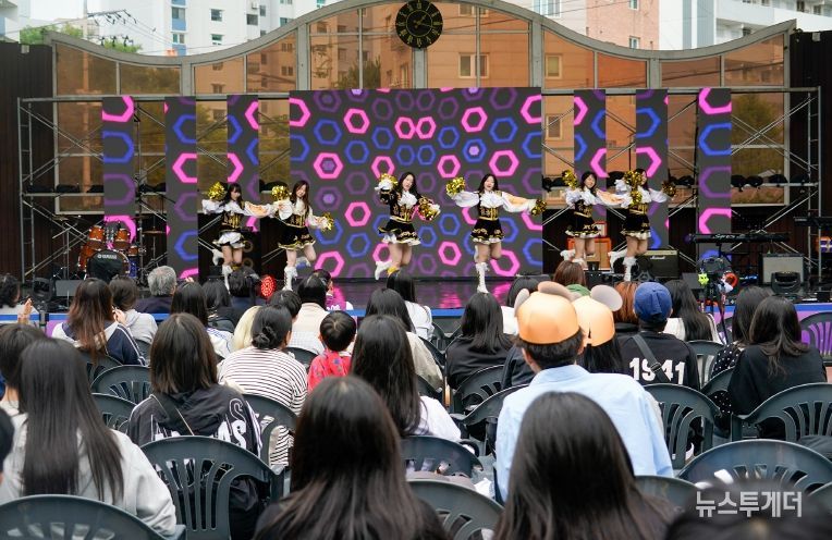 ‘텐 페스타’에서 치어리딩 공연하는 청소년들