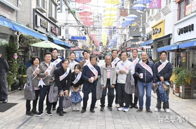 20일 ‘10월 전통시장 가는 날’ 캠페인에서 이현재 하남시장(오른쪽 네 번째)과 김승현 기업인협의회 회장(오른쪽 두 번째)을 비롯한 참여자들이 석바대시장에서 기념촬영을 하고 있다.