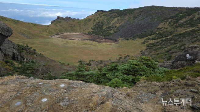 백록담 남쪽 내벽에 설치된 추적표식판 전경