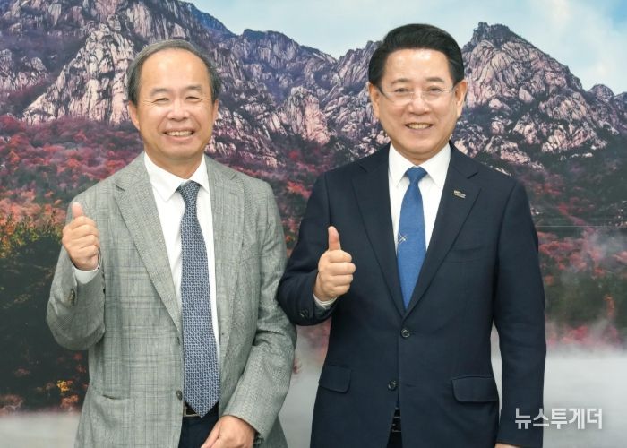 김영록 전라남도지사가 22일 도청 접견실에서 ‘인공지능 시대 전라남도의 발전 전략’이란 주제로 열린 AI 강연에 앞서 김정호 카이스트 교수와 면담을 갖은 뒤 기념촬영을 하고 있다.