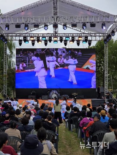 외국인 유학생 동아리 ‘글로벌 친구들’의 태권도 공연