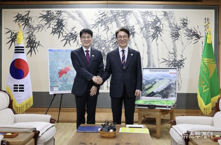 김민석 국무총리가 22일 대구시청 동인청사를 방문, 김정기 대구시장 권한대행과 대구시 현안 사업에 대해 논의를 하고 있다.