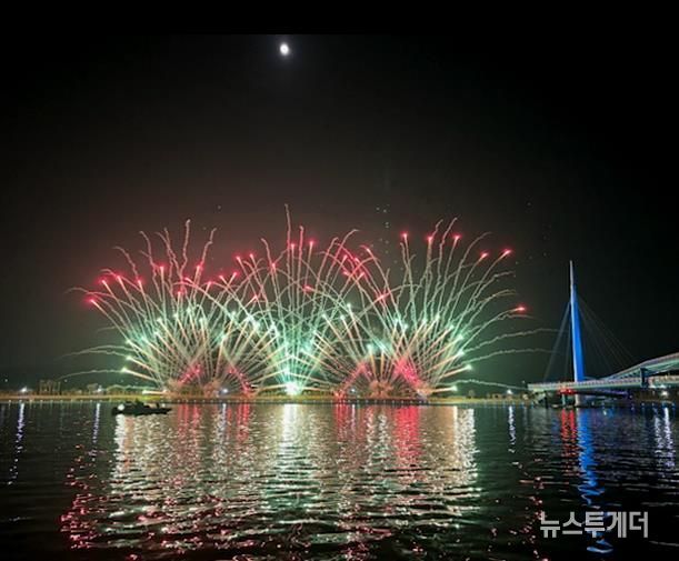 창원시, 제25회 마산가고파국화축제, 불꽃쇼로 가을밤 수 놓았다
