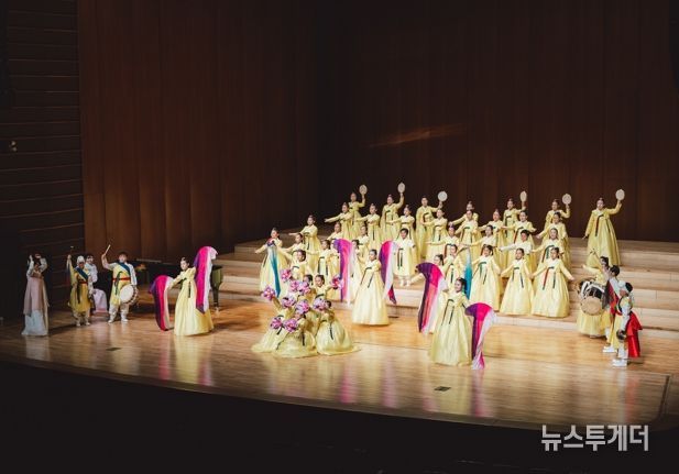 나주시립소년소녀합창단이 제21회 부산국제합창제에서 청소년 부문 3위와 금상을 수상했다. 사진은 부산국제합창제 경연대회에서 공연을 하는 나주시립소년소녀합창단 모습.