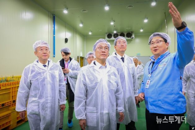 김민석 국무총리가 11일 강원도 원주시 원주푸드종합센터를 방문, 로컬푸드 유통 현장을 점검하고 있다.