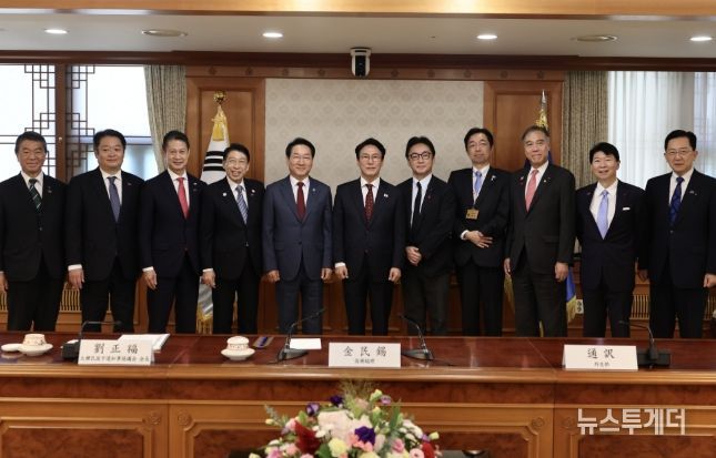 김민석 국무총리가 12일 세종대로 정부서울청사에서 한일지사회의 일본 대표단을 접견하고 있다.