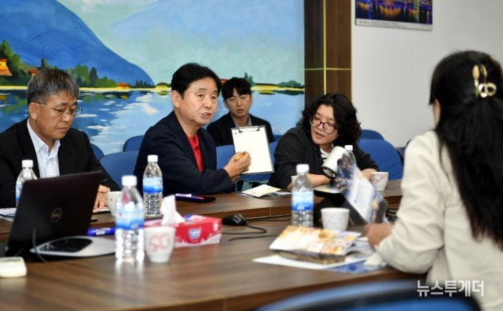 최문순 화천군수가 9일부터 14일까지 베트남과 홍콩, 타이완 현지 여행사를 방문해 축제 상품을 설명하고 있다.