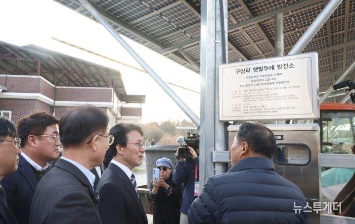 김민석 국무총리가 20일 경기도 여주시 구양리 마을 태양광 발전소를 방문, 발전 시설을 둘러보고 있다.