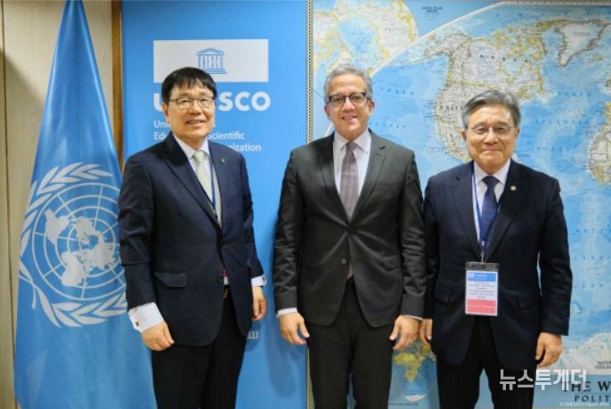 면담 후 기념 촬영하는 허민 국가유산청장(오른쪽), 칼레드 엘에나니 신임 유네스코사무총장(가운데), 이병현 제48차 세계유산위원회 의장(11월 25일 유네스코 본부)