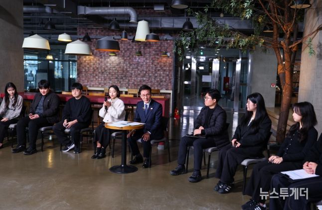 김민석 국무총리가 28일 대전 충남대학교에서 열린'미래대화 1·2·3#청년금융' 제5차 K-토론나라에서 고졸 청년 대출금리 및 청년미래적금 등과 관련한 청년들의 제안을 경청하고 있다.