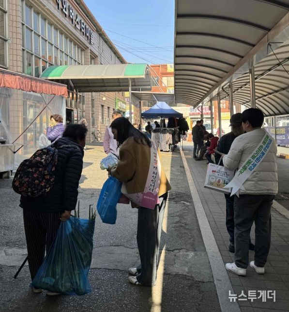 2일 밀양버스터미널 일원에서 진행한 에이즈 및 성매개감염병 예방 홍보 캠페인