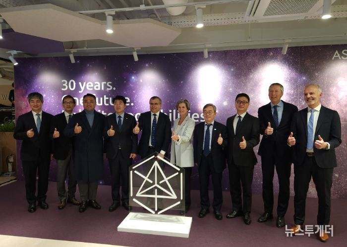 조승문 화성특례시 제2부시장이 히쳄 엠사드 ASM CEO, 이영석 ASM 코리아 대표 등 주요 내빈들과 기념촬영을 하고 있다