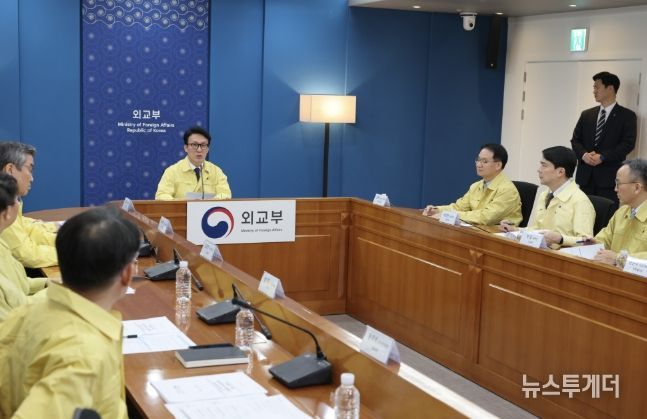 김민석 국무총리가 9일 세종대로 정부서울청사에서 열린 재외국민 보호 점검회의를 주재하고 있다.(국무조정실)