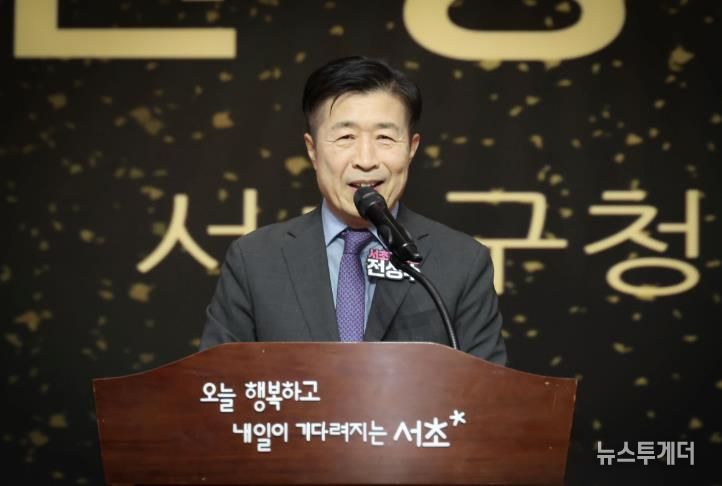 전성수 서초구청장이 16일 서초문화예술회관 아트홀에서 열린 ‘서초노인대학 제34기 졸업식’에 참석해 인사말씀하고 있다.