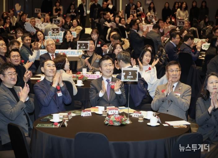 전성수 서초구청장(가운데)이 17일 열린 ‘서초의 미래, 기부자 100인과의 동행’ 행사에서 관계자들과 기념촬영을 하고 있다.