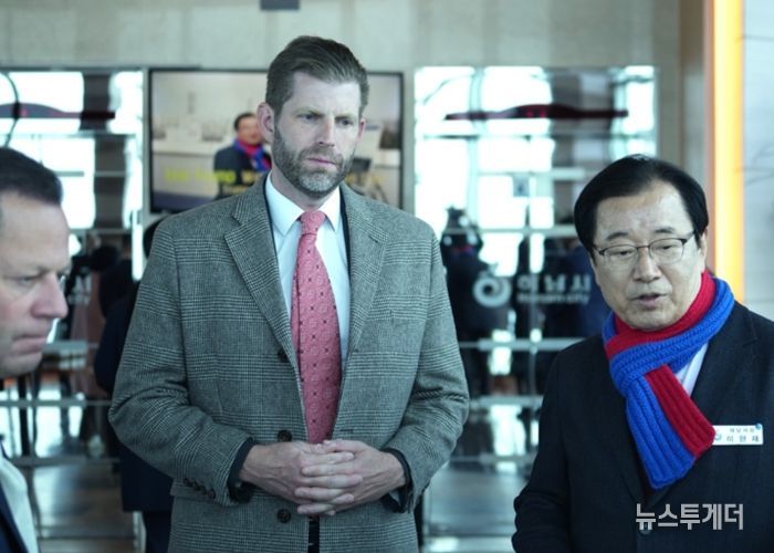 이현재 하남시장이 11일 유니온타워 전망대에서 에릭 트럼프 트럼프 그룹 총괄 부사장에게 ‘K-컬처 복합 콤플렉스(K-스타월드)’ 예정 부지를 안내하며 사업의 핵심 비전을 설명하고 있다.