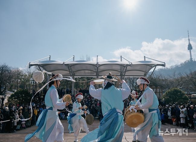 남산골한옥마을에서 설맞이 사물놀이 공연(2025년)