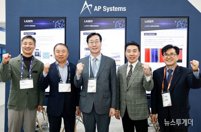 정명근 화성특례시장이 세미콘 코리아 2026에 참가한 관내 반도체 기업 관계자들과 함께 기념촬영을 하고 있다.