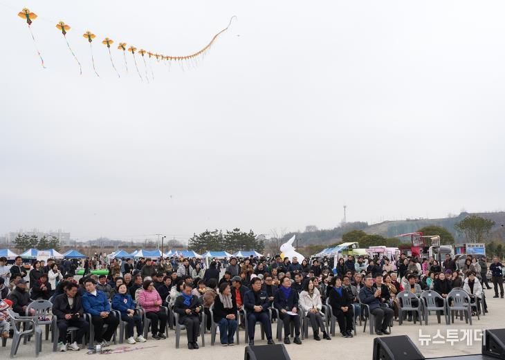 지난 14일부터 이틀간 영산강정원 일원에서 열린 ‘2026 설맞이 연날리기 축제’에 총 5천여 명이 방문했다.(사진 제공-나주시)