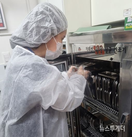 식중독 예방을 위해 식기 살균 건조기를 점검하고 있다.