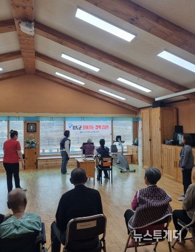 청도군, 어르신 대상 찾아가는 무료 결핵검진 지속 추진(화양읍소재 아람전문요양원-결핵엑스레이사진찍는모습)