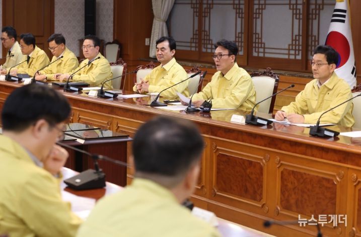 김민석 국무총리가 1일 세종대로 정부서울청사에서 열린 중동 상황점검 관련 긴급 관계부처회의를 주재하고 있다.