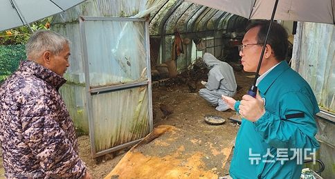 울산보건환경연구원 심민령 원장이 조류인플루엔자 발생 예방을 위해 토종닭 농가를 직접 방문해 방역 실태를 점검하고 있다