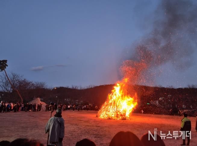 강화군, 박물관서 띄운 소원 2,035개… 전등사 달집태우기로 마무리