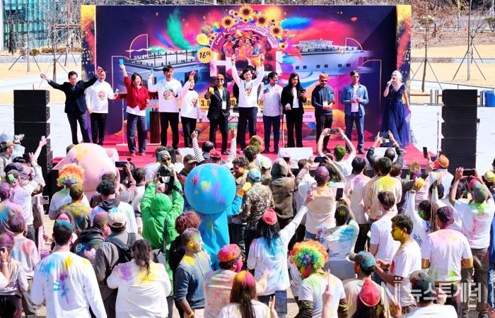 - 제16회 2026 홀리해이 페스티벌에서 참가자들이 축제의 하이라이트인 색 가루 뿌리기 세레모니를 준비하고 있다.