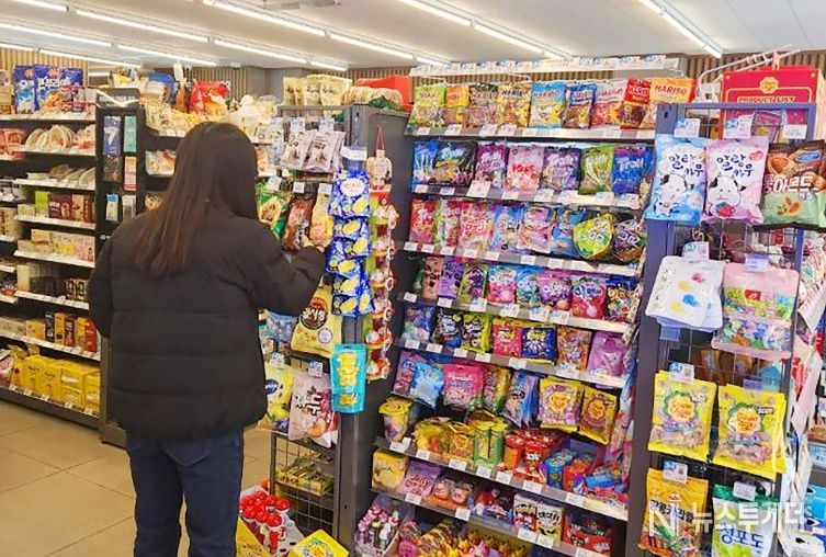 대전 대덕구 직원이 어린이 기호식품 판매업소를 방문해 어린이 기호식품 안전 점검을 진행하고 있다.
