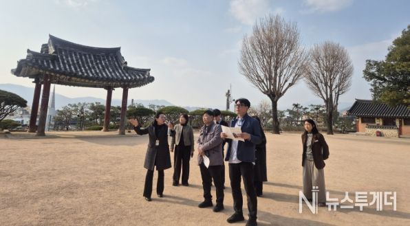 밀양시를 방문한 국가유산청 관계자들이 영남루를 방문해 지역 문화유산을 살피고 있다.